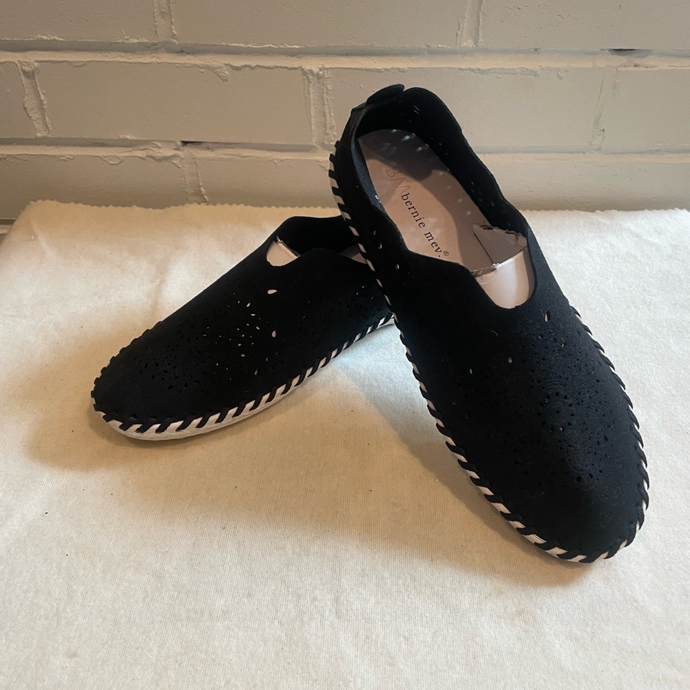 NWOT Bernie Mev TW09
Women's Perforated Memory Foam
Slip-on Sneaker Black Sz 38